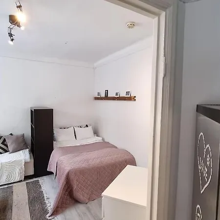 *urban Studio* 32m2, Wifi, Own Entrance Huoneisto *